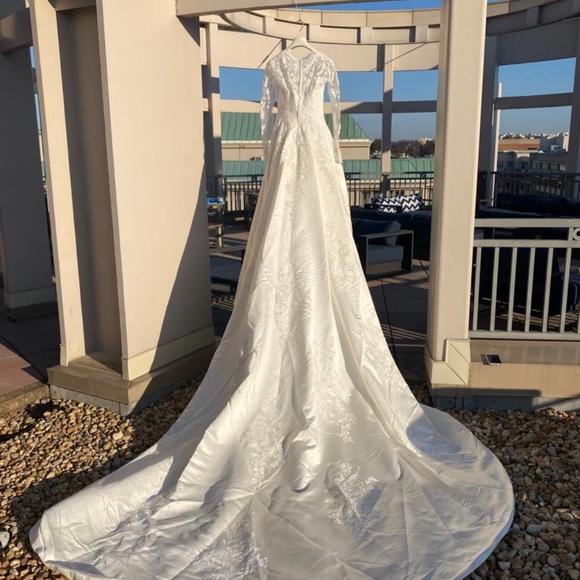 Pronovias Princess Wedding dress - Picture 9 of 16